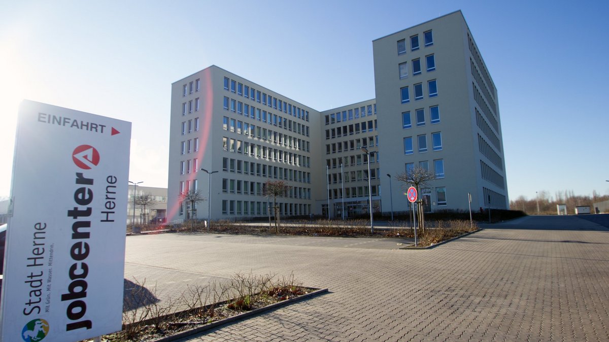 Eine Total-Aufnahme des Gebäudes des jobcenter Herne in der Koniner Straße in Herne. Die Aufnahme wurde vom Eingang des Parkplatzes aus angefertigt.