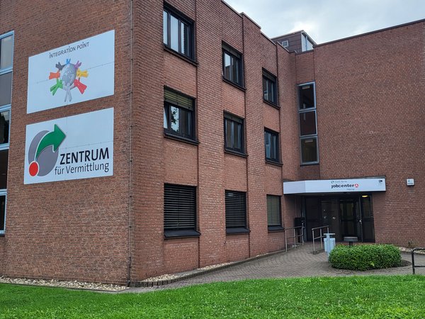Eine Total-Aufnahme des Gebäudesdes jobcenter Herne bzw. des Integration Point und Zentrum für Vermittlung in der Heidstraße in Herne. Die Aufnahme wurde vom Bürgersteig aus angefertigt.