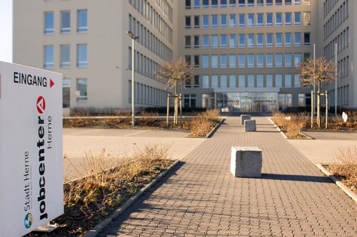 Eine Frontalaufnahme des Haupteinganges des jobcenter Herne in der Koniner Straße in Herne. Die Aufnahme wurde vom Parkplatz aus angefertigt.